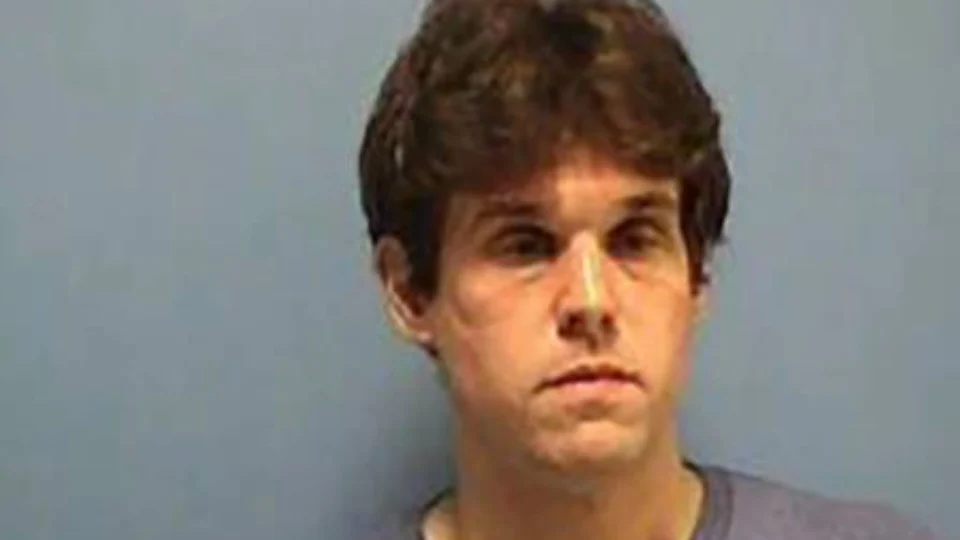 Ex-padre é preso por fazer sexo sadomasoquista a três em cima de altar