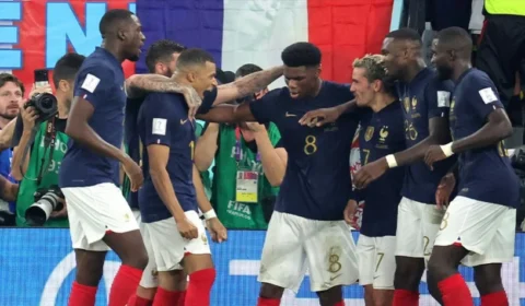 França vence a Inglaterra e se classifica para a semifinal