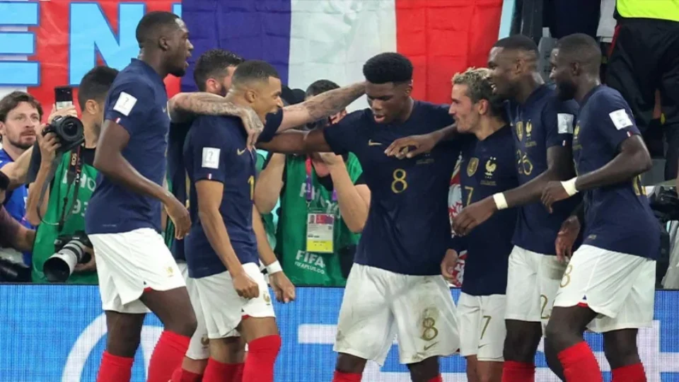França vence a Inglaterra e se classifica para a semifinal