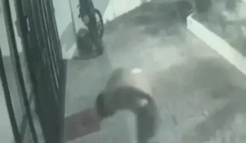 Homem tenta estuprar mulher e morre ao se ferir em porta