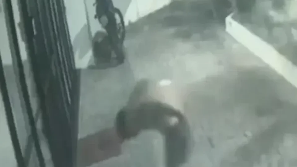 Homem tenta estuprar mulher e morre ao se ferir em porta