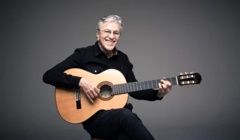 Caetano Veloso testa positivo para Covid e adia show