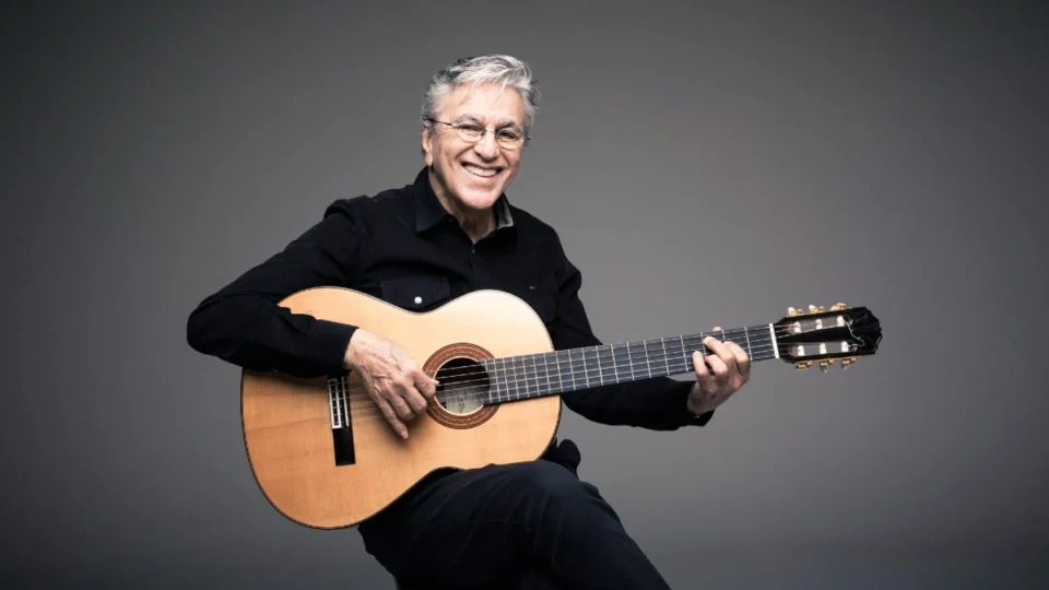 Caetano Veloso testa positivo para Covid e adia show