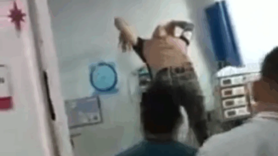 Possuído? Paciente assusta e aterroriza médicos em hospital; veja vídeo