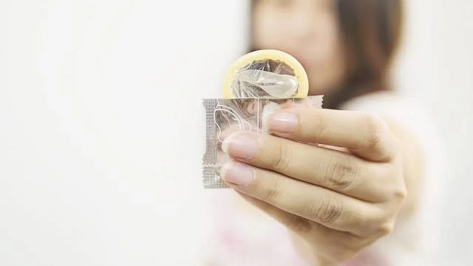 Dezembro Vermelho: uso do preservativo é fundamental contra o HIV, Aids e ISTs