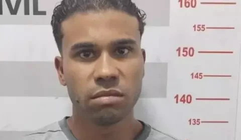 Homem mata pai e confessa crime a passageiros de ônibus