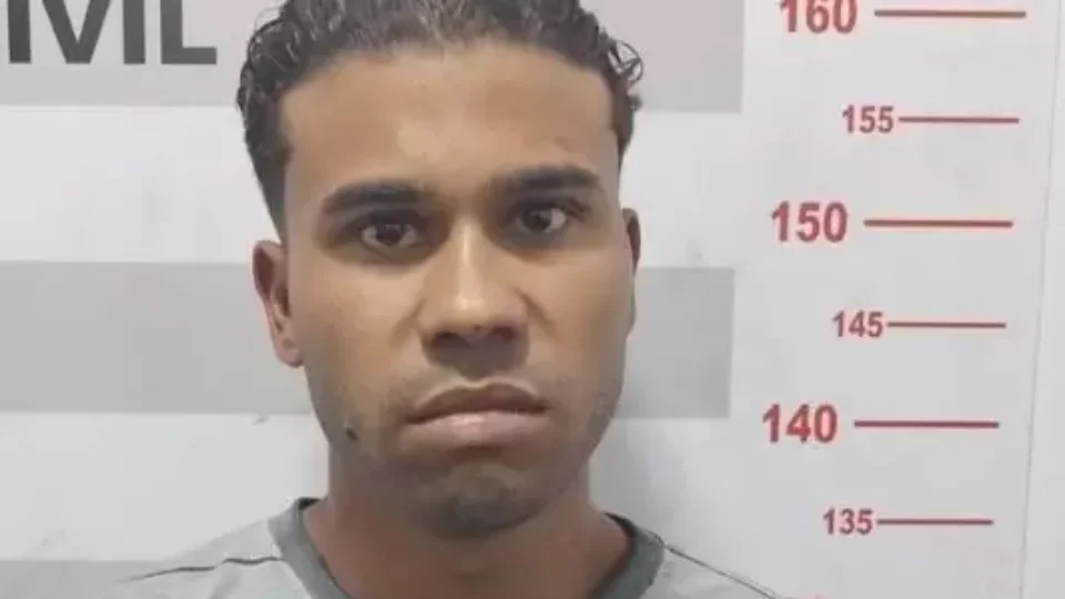 Homem mata pai e confessa crime a passageiros de ônibus