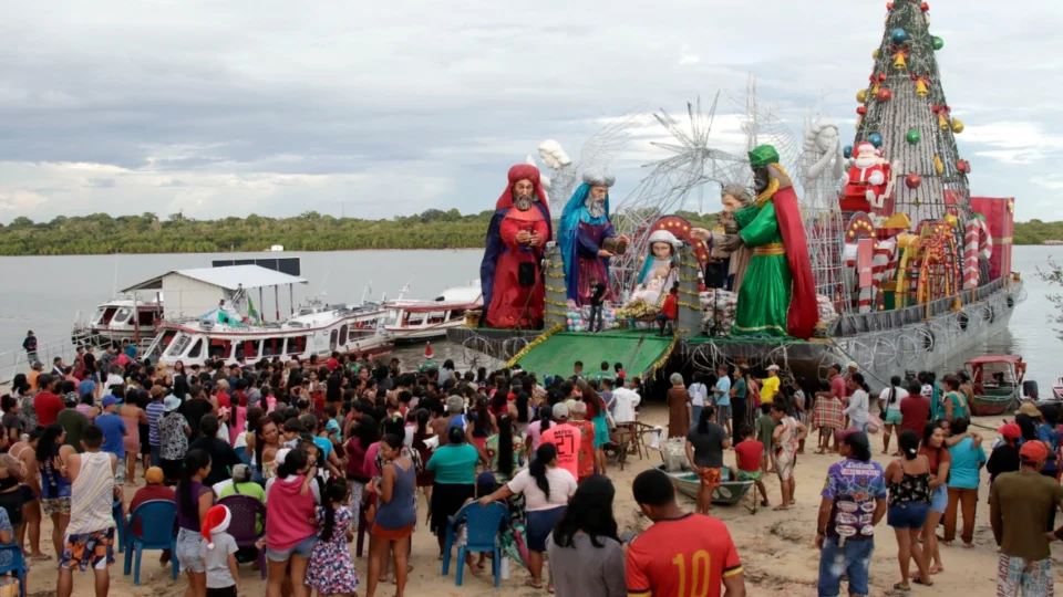 ‘Natal das Águas’ encanta famílias em comunidade ribeirinha no AM
