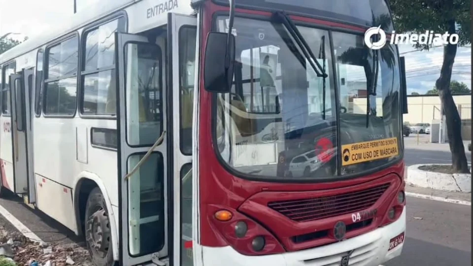 Bandidos atiram dentro de ônibus durante assalto na Avenida do Turismo