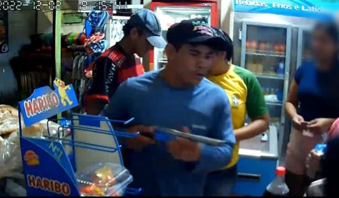 Vídeo mostra assaltantes tocando o terror em mercadinho na zona Leste
