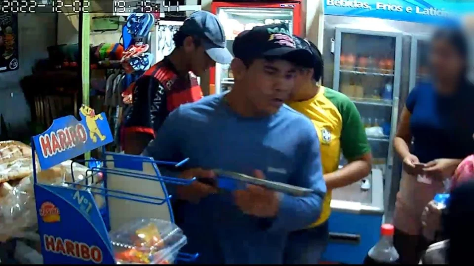 Vídeo mostra assaltantes tocando o terror em mercadinho na zona Leste