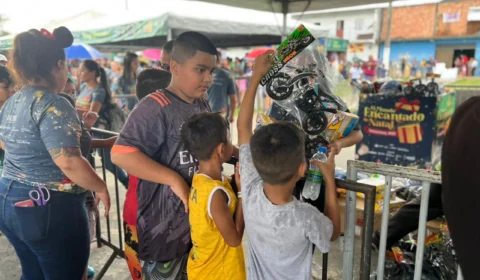 Projeto ‘Natal Itinerante’ nos bairros é lançado com entrega de brinquedos para crianças