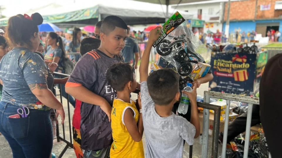 Projeto ‘Natal Itinerante’ nos bairros é lançado com entrega de brinquedos para crianças