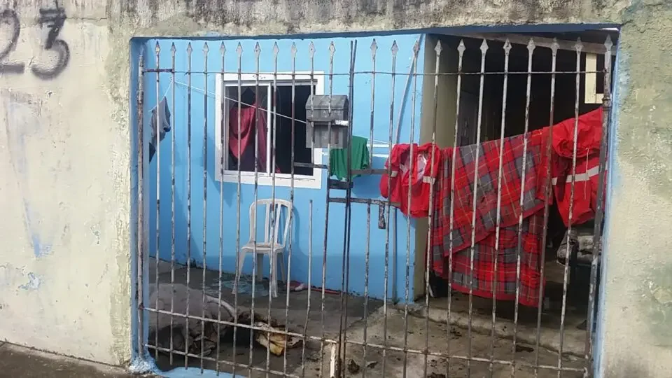 Homem tranca esposa grávida e ateia fogo em casa