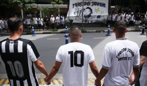 Torcedores se reúnem em frente de hospital para prestar solidariedade a Pelé