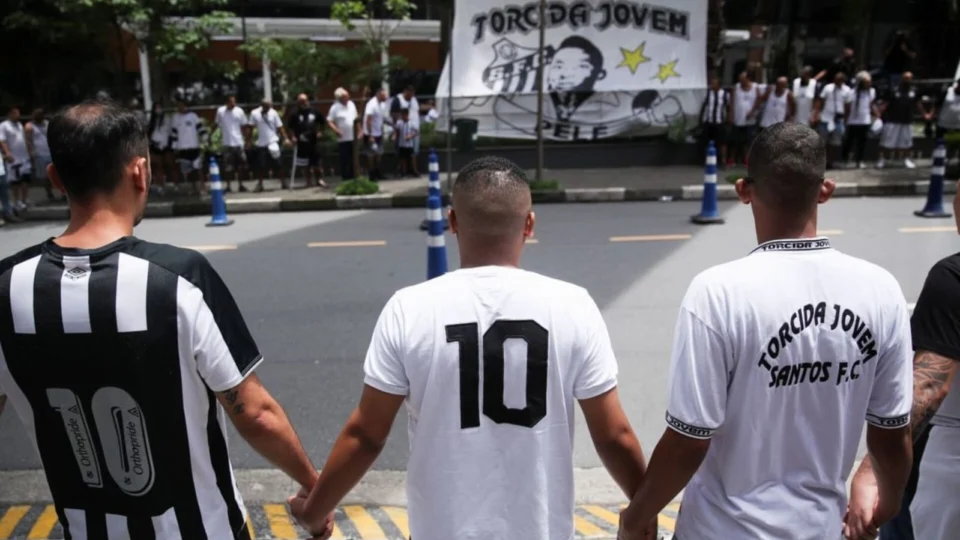 Torcedores se reúnem em frente de hospital para prestar solidariedade a Pelé