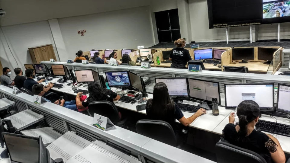 Atendimento pelo 190 e policiamento nas ruas são reforçados durante jogos do Brasil