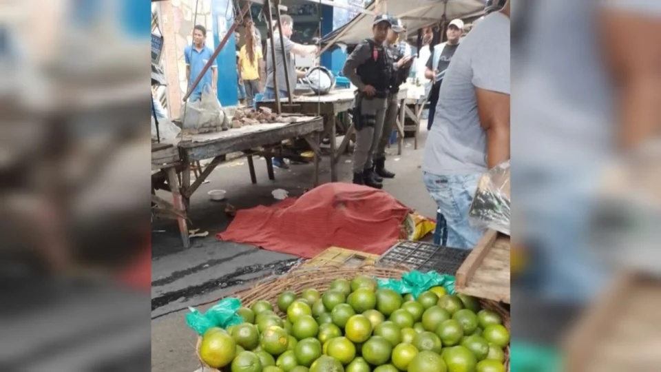 Homem é assassinado com facada no pescoço em feira livre