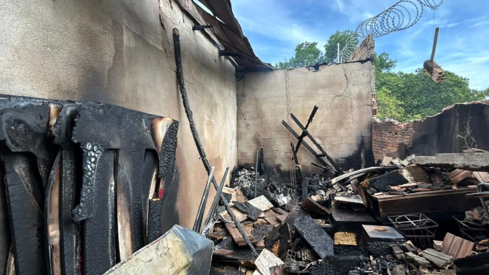 VEJA VÍDEO: Raio atinge casa de eventos e causa incêndio, em Boa Vista
