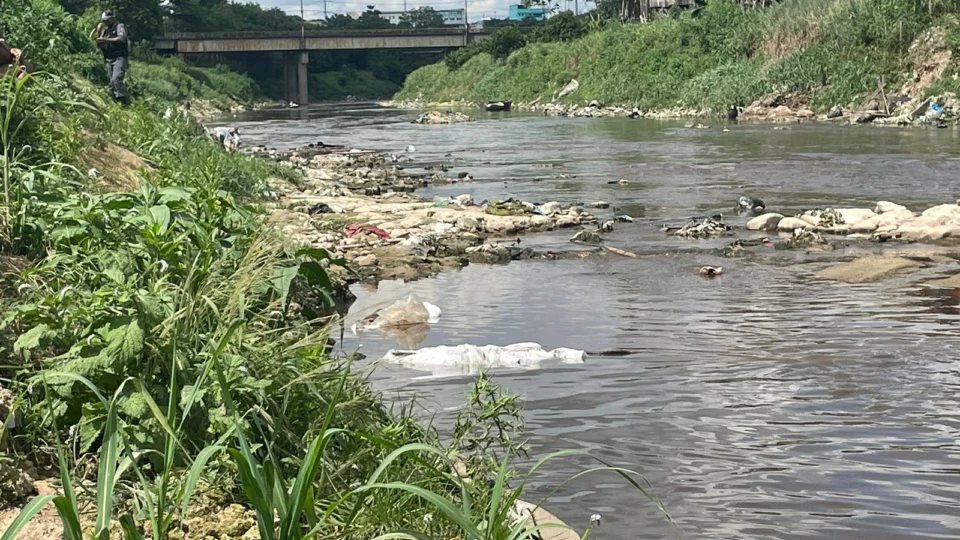 Corpo enrolado em saco plástico é encontrado em igarapé, no bairro Glória