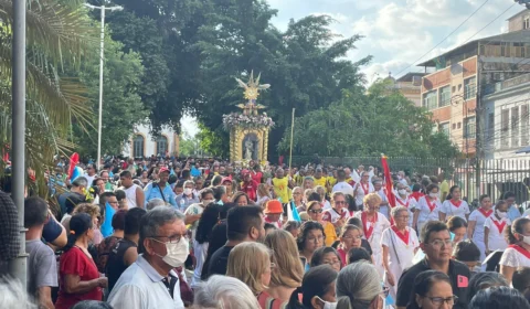 Fiéis participam de procissão em homenagem à Padroeira do Amazonas