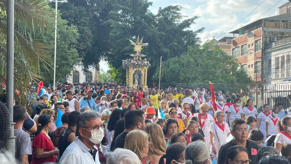 Fiéis participam de procissão em homenagem à Padroeira do Amazonas