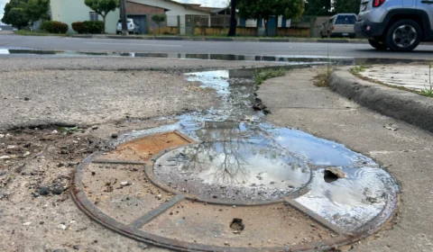 Bueiro entupido incomoda clientes de restaurantes em Boa Vista