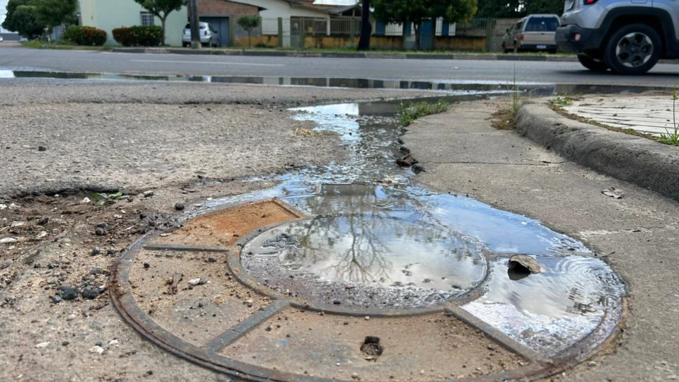 Bueiro entupido incomoda clientes de restaurantes em Boa Vista