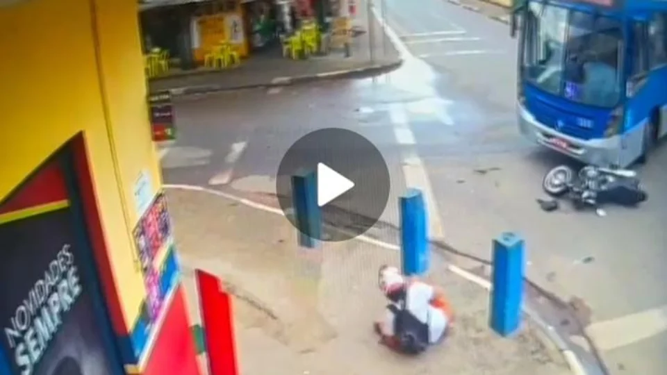 Imagens mostra momento que ônibus bate em motocicletas em Boa Vista