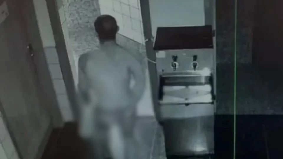 VÍDEO: homem é flagrado de calcinha durante furto em escola