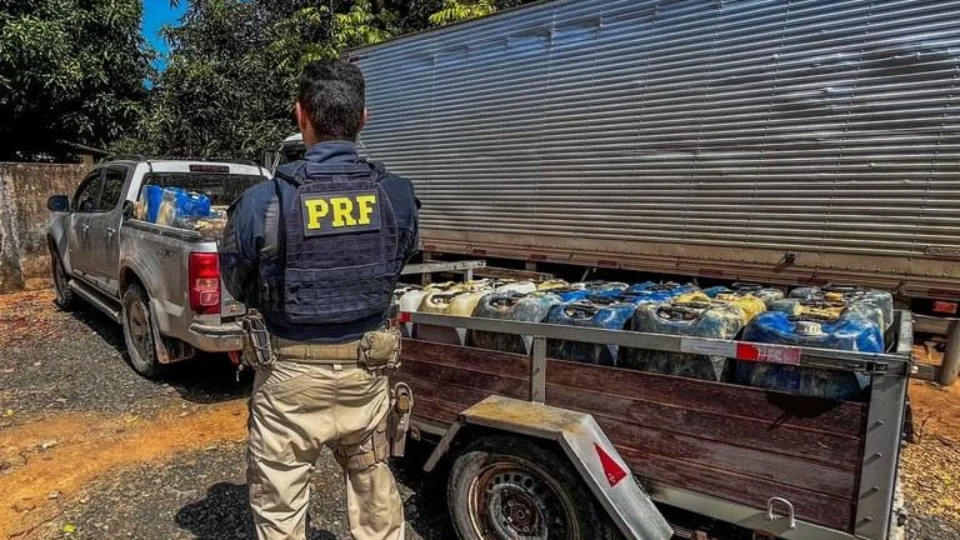 PRF de Roraima apreende quase 2 mil litros de combustível transportados de forma ilegal