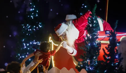 Caravana Coca-Cola leva alegria e o espírito natalino a Shopping de Manaus neste sábado