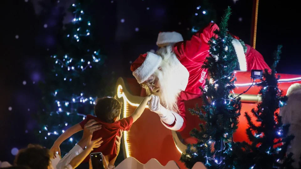 Caravana Coca-Cola leva alegria e o espírito natalino a Shopping de Manaus neste sábado
