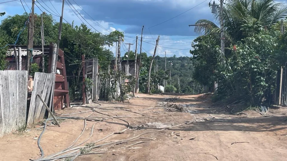 Trabalhador morre eletrocutado ao fazer instalação de internet em Manaus