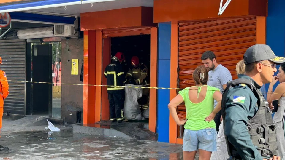 Incêndio de grandes proporções atinge lojas no centro de Boa Vista