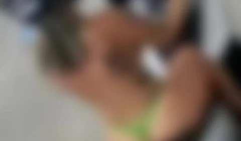 Mulher é presa por andar de moto nua da cintura para cima