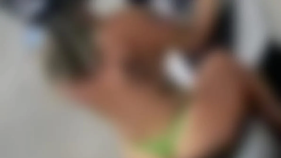 Mulher é presa por andar de moto nua da cintura para cima