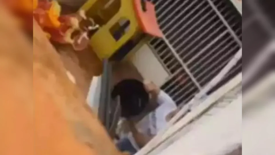 Professora é afastada de creche após jogar balde com água em criança autista