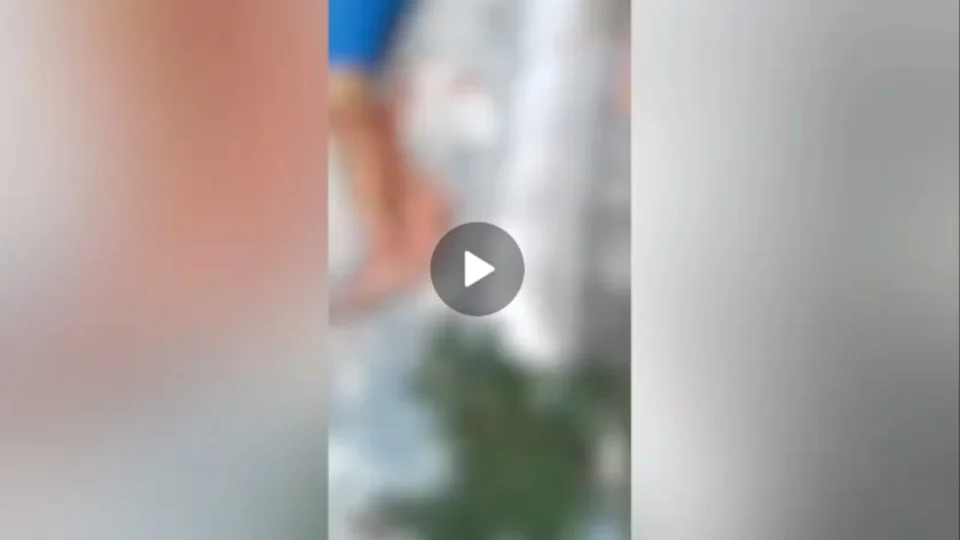 Homem leva terçadadas enquanto caminhava em via pública