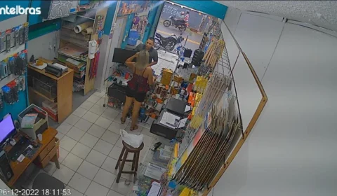 Vídeo mostra momento em que assaltante rende dona de papelaria no bairro São Francisco