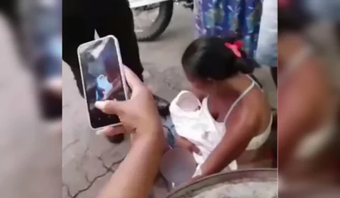 <strong>Grávida dá à luz em calçada após ser liberada pelo hospital</strong>