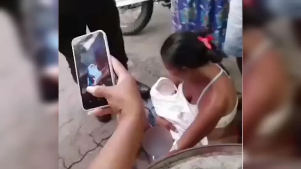 <strong>Grávida dá à luz em calçada após ser liberada pelo hospital</strong>