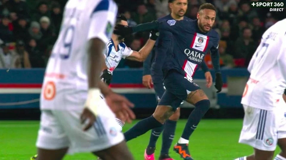 Neymar é expulso de jogo por tapa em rosto e simular pênalti