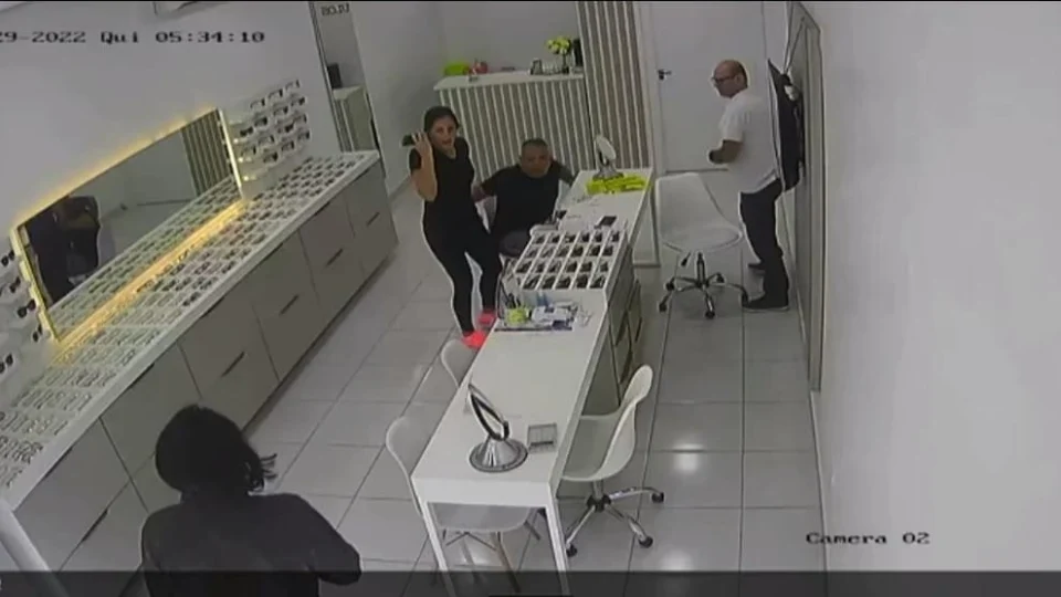 Câmera de segurança captura momento exato de execução em ótica de Boa Vista