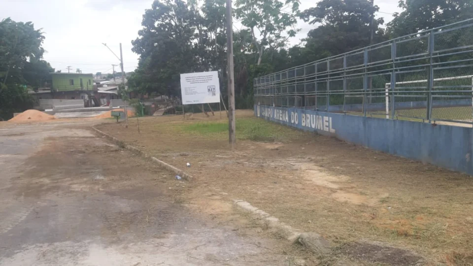 Semulsp atende solicitação de Peixoto e realiza limpeza de campo na zona Norte de Manaus