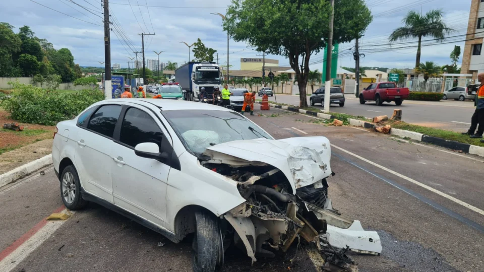 Motorista dorme no volante e bate carro em árvore