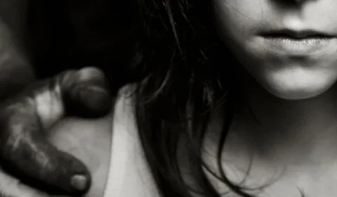 Homem é preso por estuprar criança de 9 anos dentro de creche