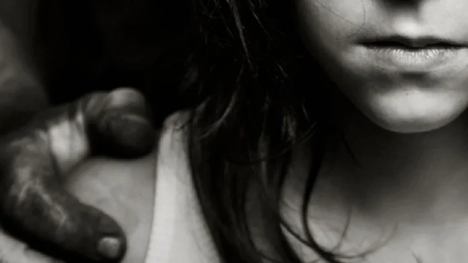 Homem é preso por estuprar criança de 9 anos dentro de creche