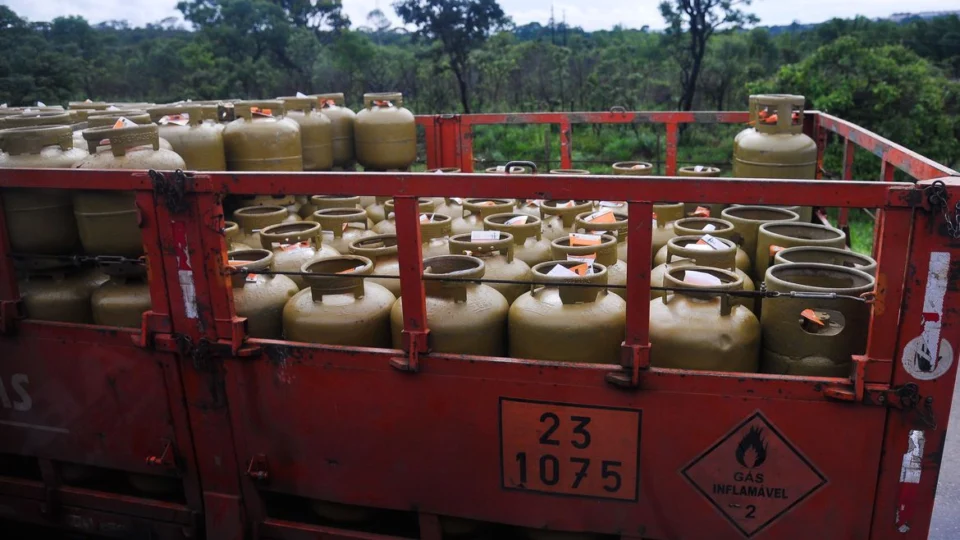 Gasolina, diesel e botijão de gás ficam mais caros nesta quinta-feira (1º); veja novos preços