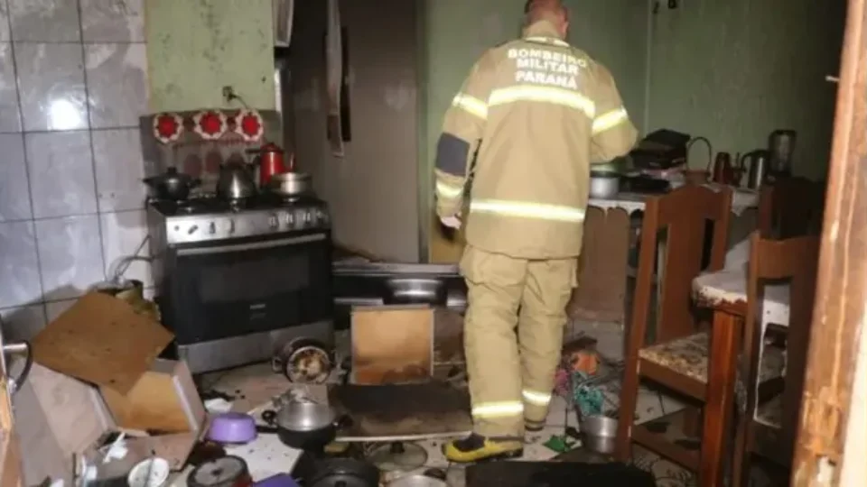 Homem morre após atear fogo na própria casa para matar esposa e filhos